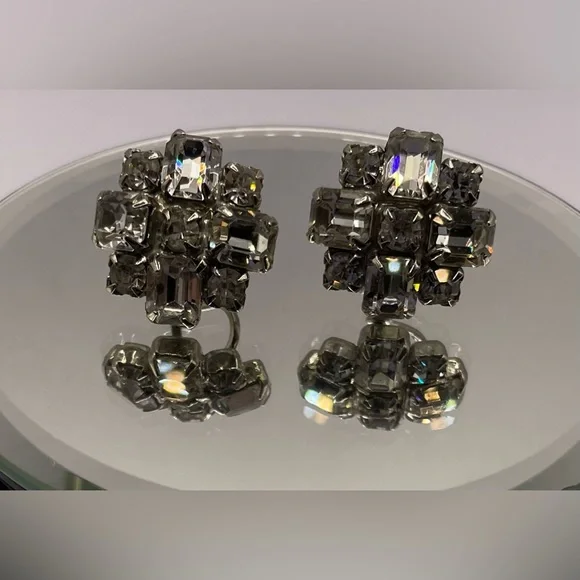 Vintage Weiss Silver Tone Screw Back Earrings with Faceted Crystals Signed - Picture 8 of 8